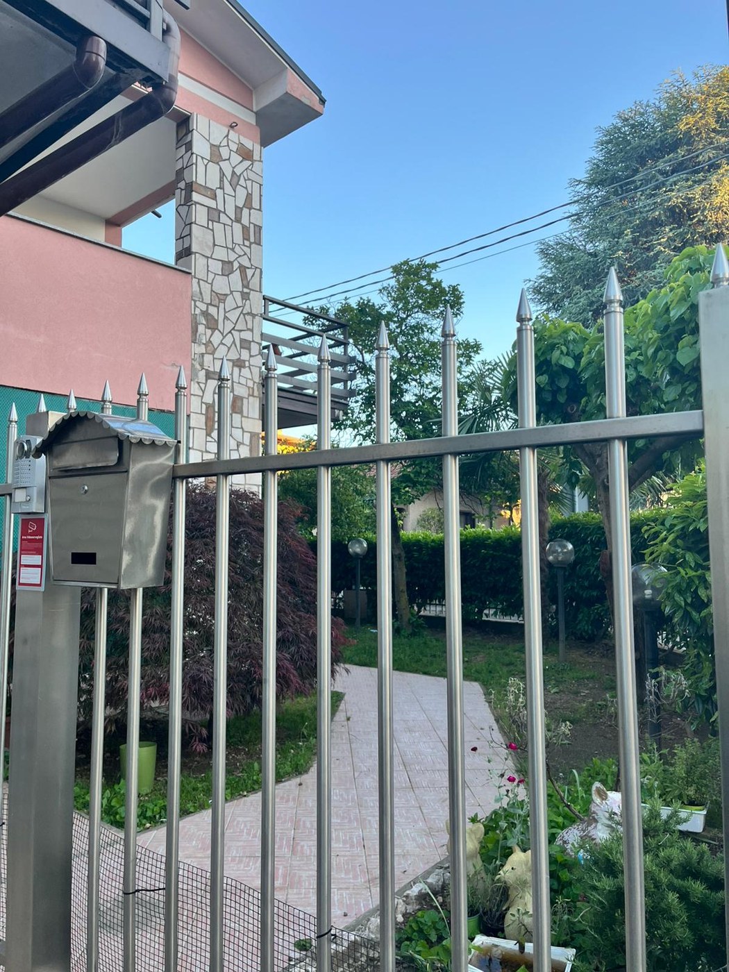 Ingresso con cancello e giardino