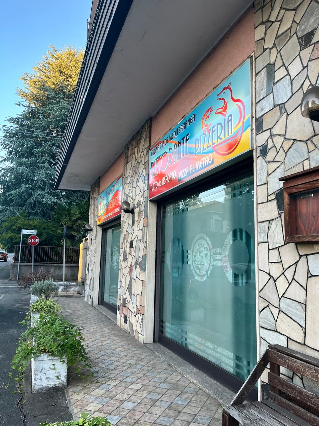 Vetrine del ristorante su strada