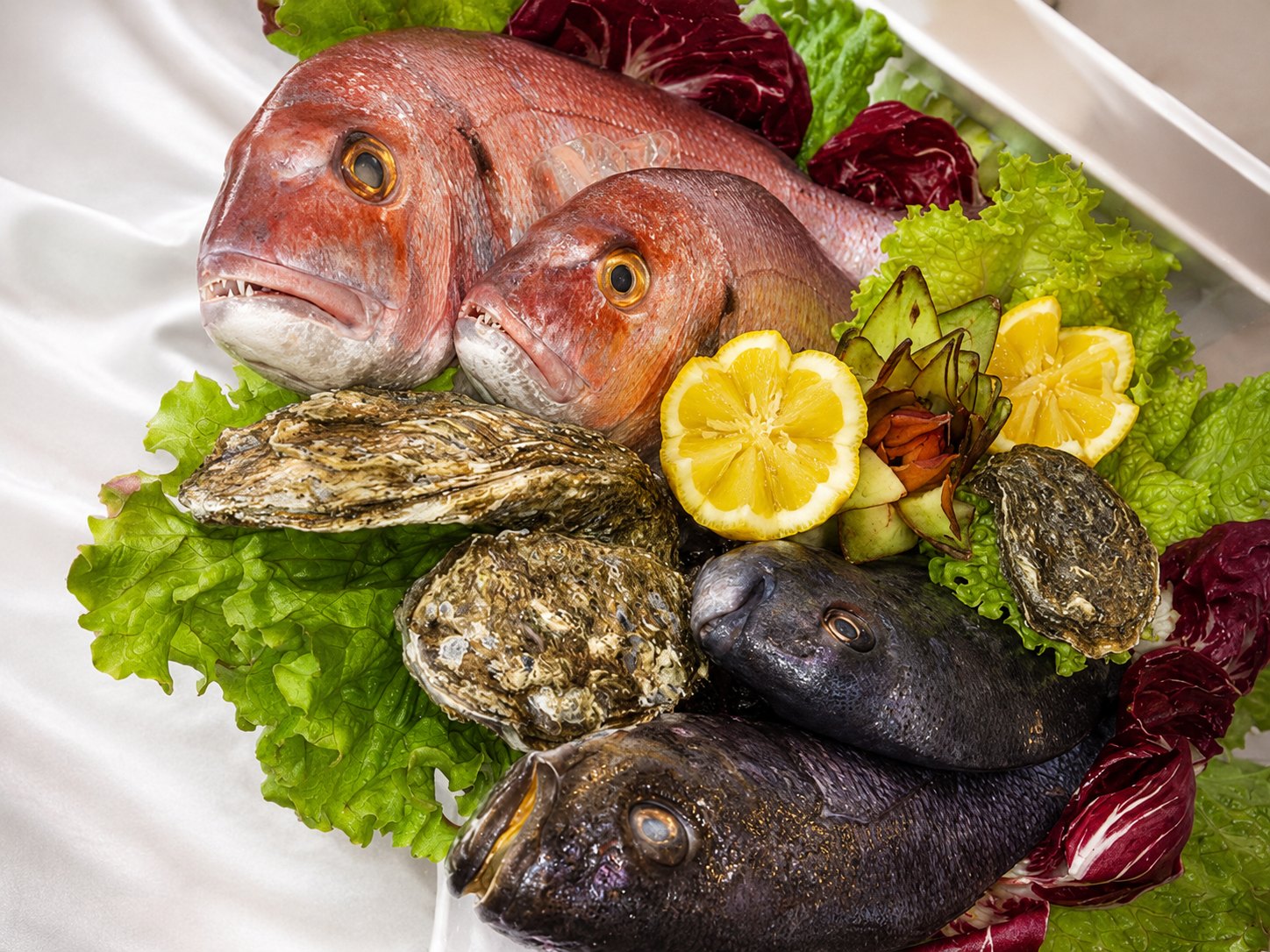 Selezione di pesce fresco del ristorante